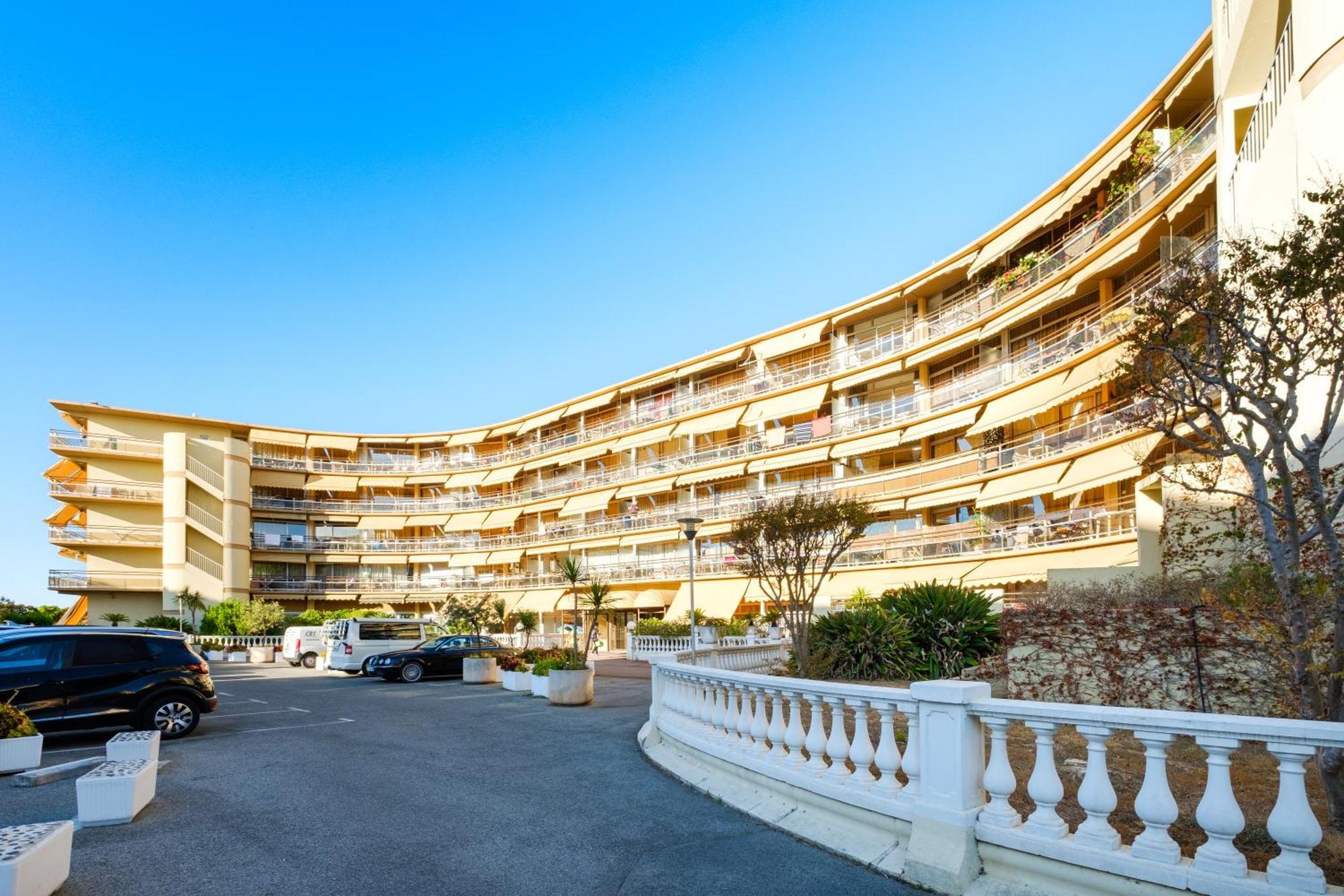 Residence Heliotel Marine Saint-Laurent-du-Var Exterior photo